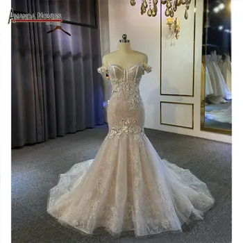 Сватбена рокля-русалка с открити рамене цвят шампанско по поръчка