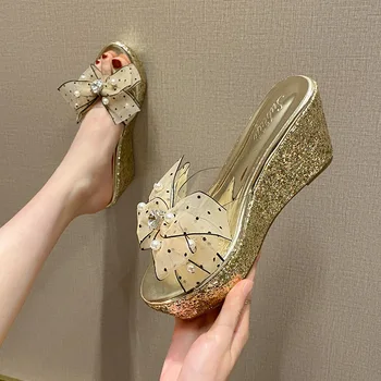 блестящ дамски чехли на платформа и висок ток свързани с лък в грах, женски обувки в танкетке с отворени пръсти, прозрачни дамски чехли с перли