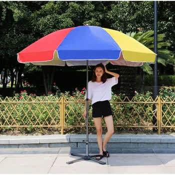 Производителите на външните слънчеви чадъри доставят реклами голям слънцето в фабрично контакт