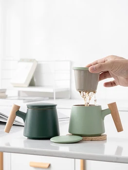 Керамична чаша за приготвяне на чай и вода за мъже и жени, домашен офис чаша с капак и филтър за варене на чай.