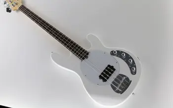 Заводска бяла 4-струнен електрически бас-китара, лешояд от палисандрово дърво, Хром профили, активна схема е конфигурирана