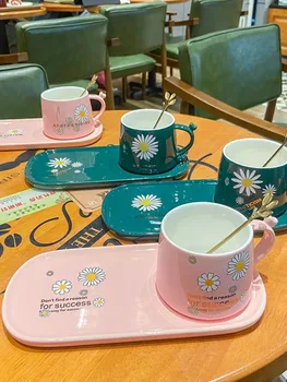 Японската творческа личност, керамични чашата за кафе и комплект съдове за готвене от Daisy, на чаша за следобеден чай в ресторанта на хотела, малка прясна чаша