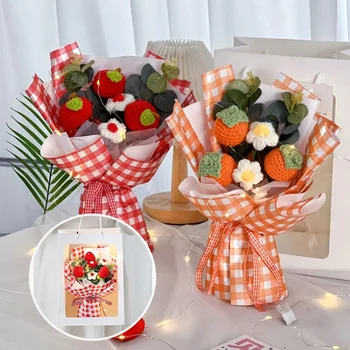 Креативен букет цветя с ягоди, свързани на една кука, с Букет цветя дръжка на ръчната работа с венец от гирлянди, Абитуриентски букет цветя